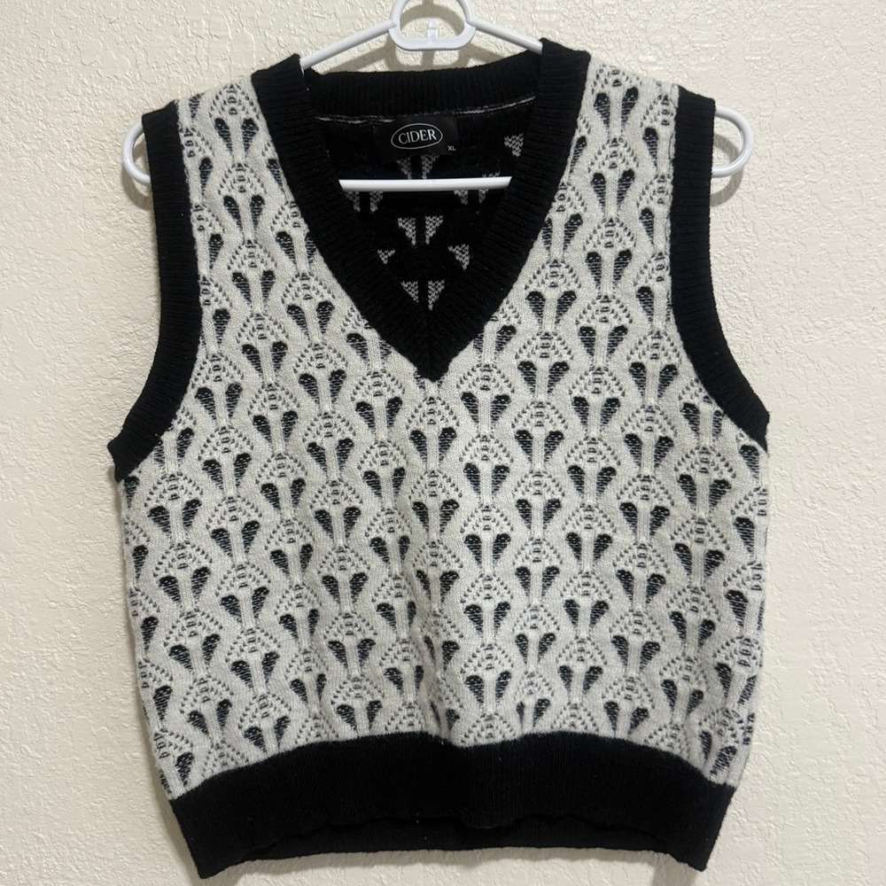 Cider Black White Geometric Knit Sweater Vest VNeck‎ XL Pattern Sleeveless